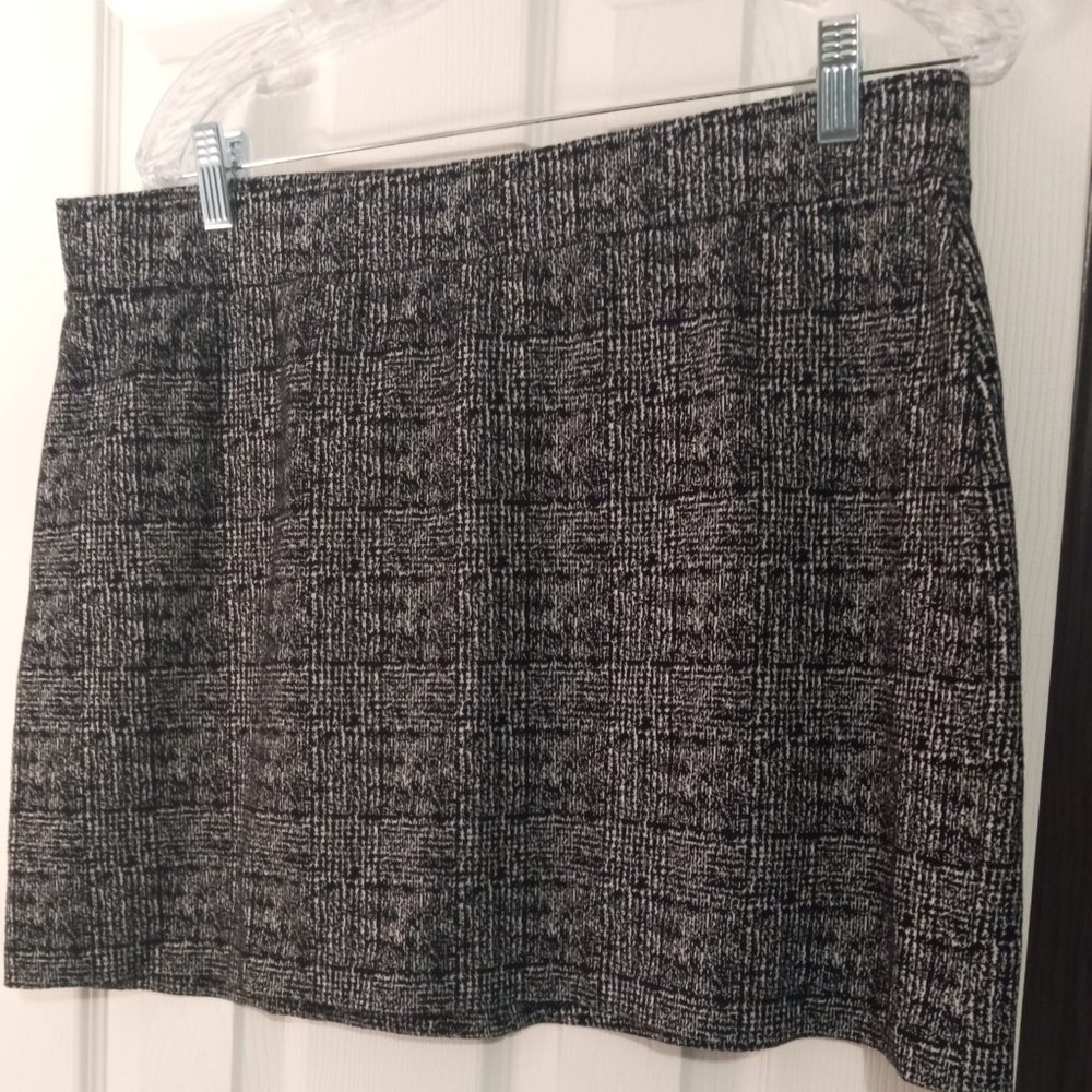 APT 9 Business Mini Skirt, Stretch with Zipper Back Large